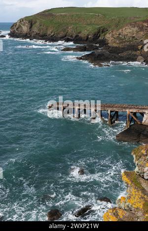 Vues spectaculaires près de Polpeor Cove, Lizard point, côte sud de Cornwall par une journée ensoleillée avec des nuages changeants Banque D'Images