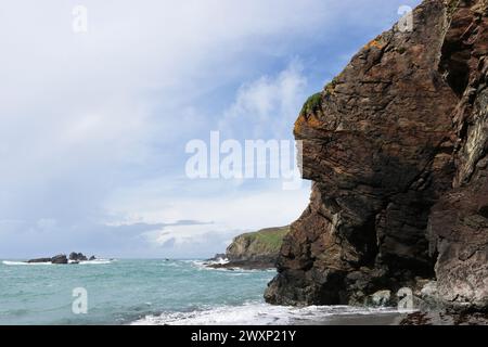 Vues spectaculaires près de Polpeor Cove, Lizard point, côte sud de Cornwall par une journée ensoleillée avec des nuages changeants Banque D'Images