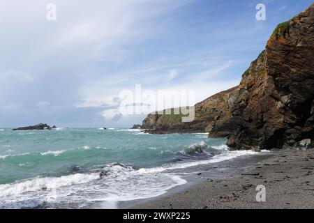 Vues spectaculaires près de Polpeor Cove, Lizard point, côte sud de Cornwall par une journée ensoleillée avec des nuages changeants Banque D'Images