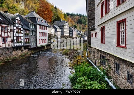 La ville historique de Monschau, nichée dans l'Eifel, se trouve le long de la rivière Rur près du Rursee, Allemagne, région de la ville d'Aix-la-Chapelle Banque D'Images