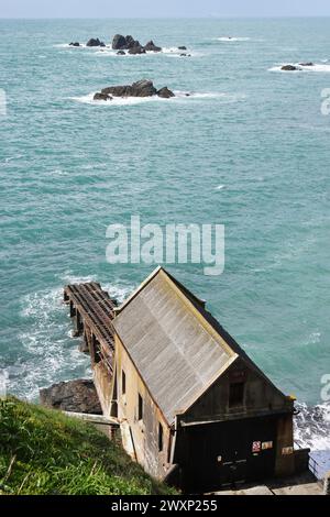 Vues spectaculaires près de Polpeor Cove, Lizard point, côte sud de Cornwall par une journée ensoleillée avec des nuages changeants Banque D'Images