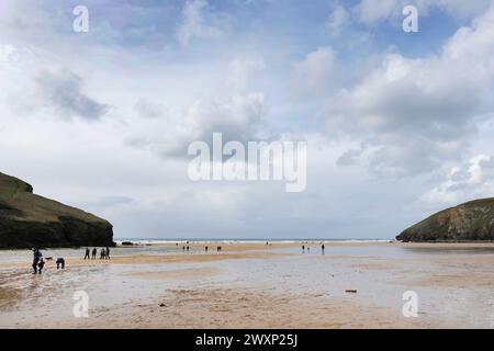 Plan grand angle de la plage à Mawgan Porth, Cornwall Banque D'Images