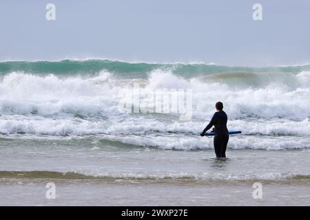 Cours de surf à Mawgan Porth, Cornwall, pendant un après-midi très venteux Banque D'Images