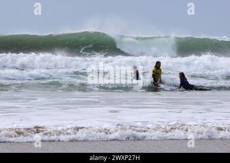 Cours de surf à Mawgan Porth, Cornwall, pendant un après-midi très venteux Banque D'Images
