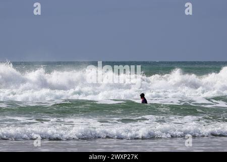 Cours de surf à Mawgan Porth, Cornwall, pendant un après-midi très venteux Banque D'Images