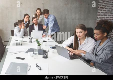 Réunion d'équipe professionnelle dans un bureau moderne Banque D'Images