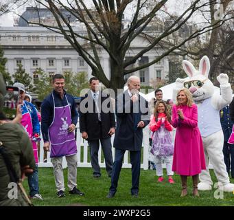 Washington, DC, États-Unis. 1er avril 2024. Le rouleau annuel d'œufs de Pâques de la Maison Blanche a lieu sur le terrain de la Maison Blanche avec le président Joe Biden et la première dame, Dr Jill Biden, participant avec des centaines de familles à Washington DC. Le 1er avril 2024. Crédit : Patsy Lynch/Media Punch/Alamy Live News Banque D'Images