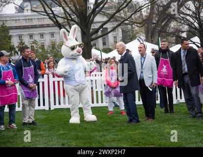 Washington, DC, États-Unis. 1er avril 2024. Le rouleau annuel d'œufs de Pâques de la Maison Blanche a lieu sur le terrain de la Maison Blanche avec le président Joe Biden et la première dame, Dr Jill Biden, participant avec des centaines de familles à Washington DC. Le 1er avril 2024. Crédit : Patsy Lynch/Media Punch/Alamy Live News Banque D'Images