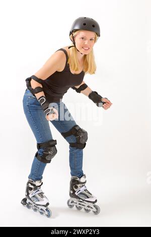 Jeune femme sur rollerskates Banque D'Images