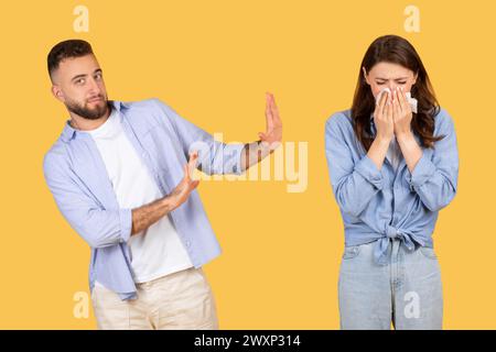 Homme rejetant, femme éternuant ou pleurant Banque D'Images