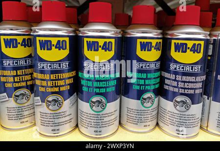 WD-40 flacons pulvérisateurs spécialisés pour motos dans une quincaillerie Banque D'Images