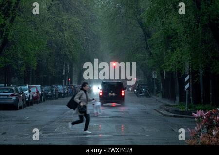 Milan, Italie. 01st Apr, 2024. Turati. Maltempo a milano. Temporale e arcobaleno. - Cronaca - Milano, Italia - Lunedì 1 Aprile 2024 (Foto Alessandro Cimma/Lapresse) mauvais temps à Milan. Orage et arc-en-ciel. - Actualités - Milan, Italie - lundi 1er avril 2024 (photo Alessandro Cimma/Lapresse) crédit : LaPresse/Alamy Live News Banque D'Images