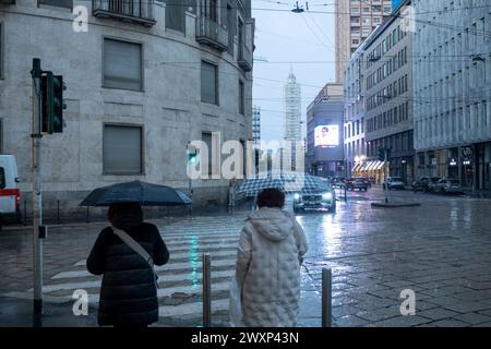 Milan, Italie. 01st Apr, 2024. Turati. Maltempo a milano. Temporale e arcobaleno. - Cronaca - Milano, Italia - Lunedì 1 Aprile 2024 (Foto Alessandro Cimma/Lapresse) mauvais temps à Milan. Orage et arc-en-ciel. - Actualités - Milan, Italie - lundi 1er avril 2024 (photo Alessandro Cimma/Lapresse) crédit : LaPresse/Alamy Live News Banque D'Images