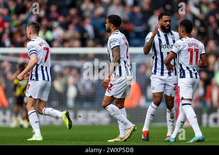 West Bromwich, Royaume-Uni. 01st Apr, 2024. Les joueurs de West Bromwich Albion célèbrent le but du #2, Darnell Furlong (au centre) lors du match EFL Sky Bet Championship entre West Bromwich Albion et Watford aux Hawthorns, West Bromwich, Angleterre le 1er avril 2024. Photo de Stuart Leggett. Utilisation éditoriale uniquement, licence requise pour une utilisation commerciale. Aucune utilisation dans les Paris, les jeux ou les publications d'un club/ligue/joueur. Crédit : UK Sports pics Ltd/Alamy Live News Banque D'Images