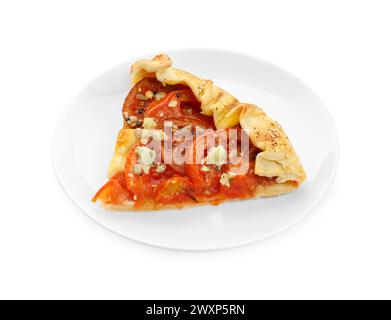 Morceau de galette savoureuse à la tomate et au fromage (galette Caprese) isolé sur blanc Banque D'Images