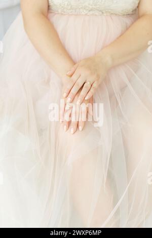 Une femme portant une robe de mariée assise dans un moment franc. Banque D'Images