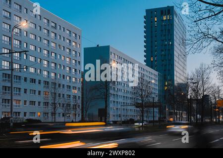 Immeubles de bureaux et gratte-ciel sur l'une des routes principales du centre-ville de berlin pendant l'heure de pointe du soir.- trafic à berlin, quelques voitures vues se précipitent Banque D'Images