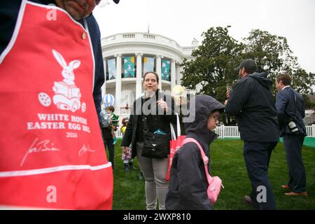 Washington, DC, États-Unis. 01st Apr, 2024. Les gens assistent au rouleau d'œufs de Pâques de la Maison Blanche 2024 sur la pelouse sud de la Maison Blanche à Washington, DC le 1er avril 2024. (Photo de Bryan Olin Dozier/NurPhoto)0 crédit : NurPhoto SRL/Alamy Live News Banque D'Images