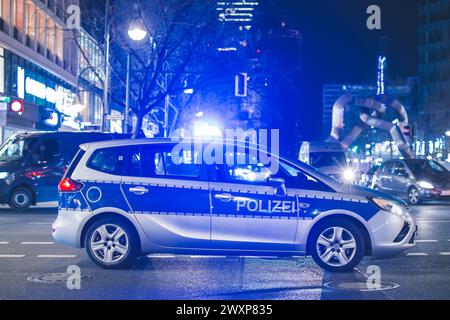 Voiture de police allemande attendant sur la route et arrangeant la circulation. Voiture de police bloquant la circulation en allemagne comme mesure de sécurité lors d'un événement. Banque D'Images