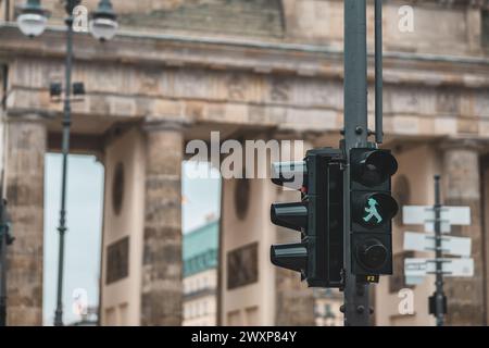 Célèbres feux rouges et verts sur les passages piétons à Berlin, en Allemagne. L'arrière-plan est typique de Berlin, porte de Brandebourg. Le voyant vert est allumé Banque D'Images