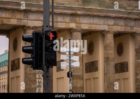 Célèbres feux rouges et verts sur les passages piétons à Berlin, en Allemagne. L'arrière-plan est typique de Berlin, porte de Brandebourg. Le voyant rouge est allumé Banque D'Images