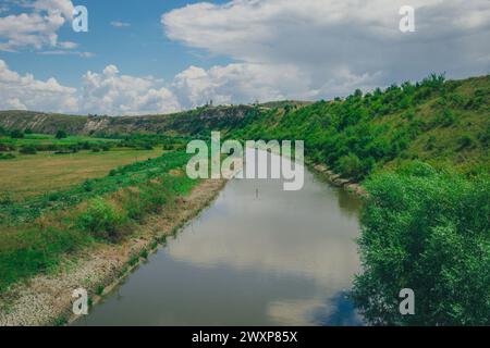 Magnifique paysage de rochers et d'arbres au monastère Orheiul Vechy en Moldavie, par une belle journée d'été. Vue sur le monastère et le clocher. Banque D'Images