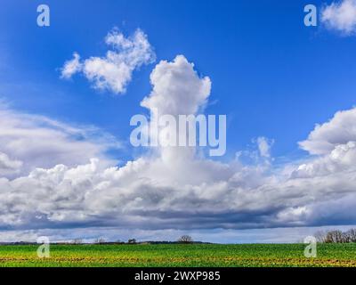 Nuage de cumulonimbus d'altitude supérieure se formant à partir de Cumulus, Stratocumulus et Nimbostratus base - centre de la France. Banque D'Images