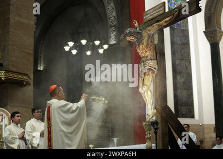 Manille, Philippines. 28 mars 2024. (3/28/2024) le Cardinal Advincula encens le crucifix avec un corpus de Christ pendant la messe de la Cène du Seigneur. (Photo de Dennis Jerome Acosta/Pacific Press/Sipa USA) crédit : Sipa USA/Alamy Live News Banque D'Images