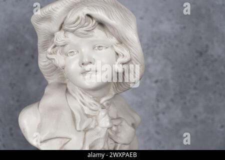 Allemagne stature tête sculptée, tête sculptée dans la pierre blanche, fille avec un chapeau antique. Banque D'Images