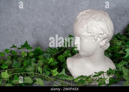 Tête sculptée de stature, tête sculptée dans la pierre blanche, fille Banque D'Images