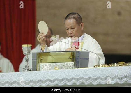 Manille, Philippines. 28 mars 2024. (3/28/2024) le Cardinal José Advincula consacre l'Armée sacrée lors de la messe de la Cène du Seigneur. (Photo de Dennis Jerome Acosta/Pacific Press/Sipa USA) crédit : Sipa USA/Alamy Live News Banque D'Images
