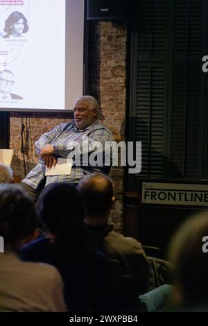 Groupe de discussion de la BBC avec Alan Rusbridger, Jean Seaton, Patrick Younge, modéré par Ed Vulliamy. Tenue au Frontline Club, Paddington, Londres. Banque D'Images