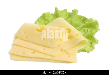 Tranches de fromage frais savoureux et de laitue isolées sur blanc Banque D'Images