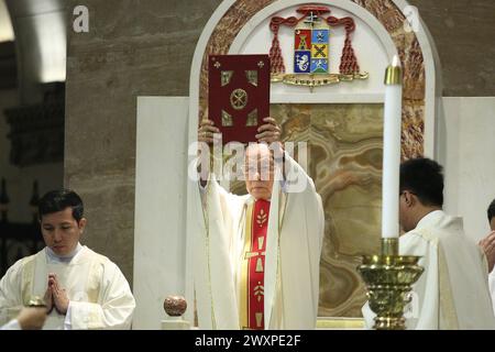 Manille, Philippines. 28 mars 2024. (3/28/2024) le Cardinal José Advincula bénit la congrégation avec le Livre des Évangiles pendant la messe de la Cène du Seigneur. (Photo de Dennis Jerome Acosta/Pacific Press/Sipa USA) crédit : Sipa USA/Alamy Live News Banque D'Images