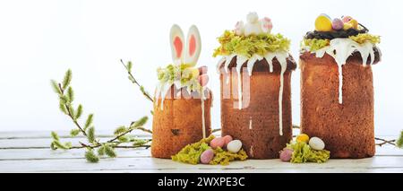 Paska - pain sucré de la veille de Pâques avec glaçage décoré avec des 'sobas' de vie avec du saule. Dessert populaire pendant les Pâques orthodoxes de l'est. Ancien Banque D'Images