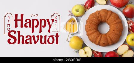 Bannière de voeux pour Shavuot avec gâteau, miel, grenades et pommes Banque D'Images