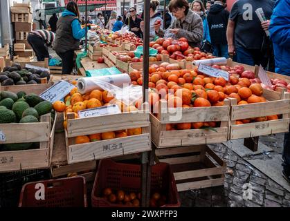 Shopping pour les fruits et légumes à Loule Market, Portugal. Banque D'Images