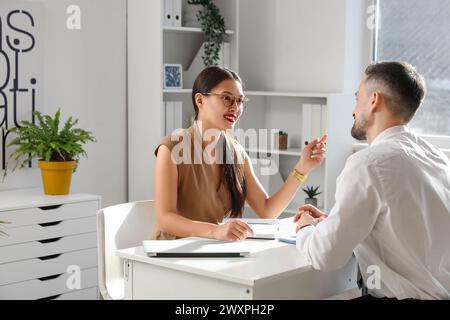 Responsable des ressources humaines interrogeant le candidat au bureau Banque D'Images