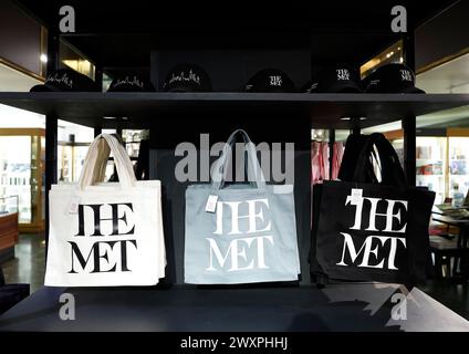 New York, États-Unis. 01st Apr, 2024. La marchandise cadeau met est vendue au Metropolitan Museum of Art de New York le lundi 1er avril 2024. Crédit : UPI/Alamy Live News Banque D'Images
