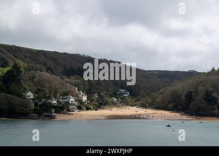 Vue de Mill Bay, East Portlemouth, prise de Cliff Road sur le côté Salcombe de l'estuaire un jour de printemps couvert Banque D'Images