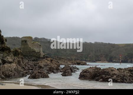 Vue de Fort Charles, un vieux château anglais, prise de la plage de Notth Sands à marée basse, un jour gris et nuageux de printemps. Banque D'Images