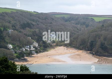 Vue de Mill Bay, East Portlemouth, prise depuis le sentier au-dessus de Cliff Road sur le côté Salcombe de l'estuaire un jour de printemps couvert Banque D'Images