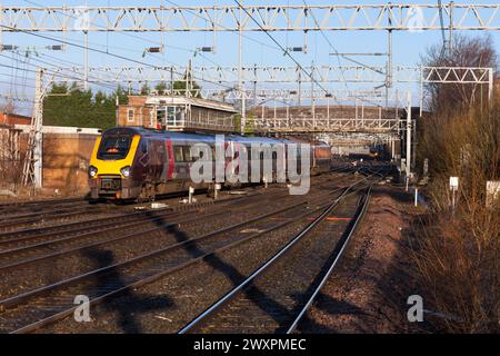 Arriva Crosscountry trains voyager train 220023 faisant escale à Stafford sur la ligne principale de la côte ouest Banque D'Images