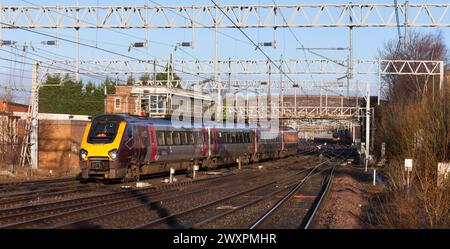 Arriva Crosscountry trains voyager train 220023 faisant escale à Stafford sur la ligne principale de la côte ouest Banque D'Images