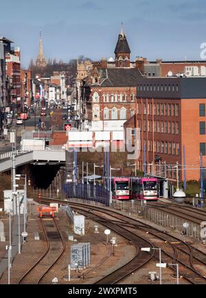 Midland Metro Ansaldo T69 trams 09 et 05 passant à la gare de Birmingham Snow Hill. Banque D'Images