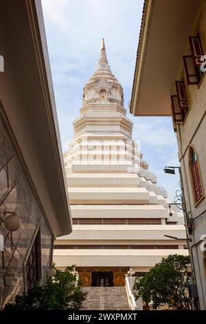 Phrarathchamongkhon Stupa au temple Wat Paknam (Pak Nam) Phasi Charoen à Bangkok, Thaïlande par une journée ensoleillée. Banque D'Images