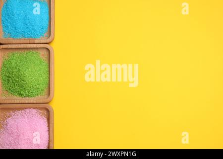 Sel de mer différent sur fond jaune, plat. Espace pour le texte Banque D'Images