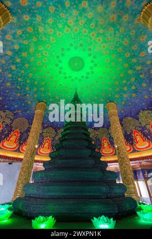 Pagode émeraude et toit orné d'art bouddhiste à l'intérieur du Phrarathchamongkhon Stupa au temple Wat Paknam (Pak Nam) Phasi Charoen à Bangkok, Thaïlande. Banque D'Images