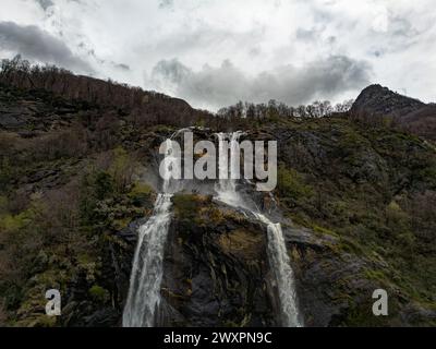 Cascades d'Acquafraggia dans la vallée de Valchiavenna Banque D'Images