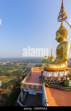 Vue panoramique de la région environnante et une grande statue dorée de Bouddha au sommet de la montagne au temple de la grotte du tigre (Wat Tham Suea) à Krabi, Thaïlande. Banque D'Images